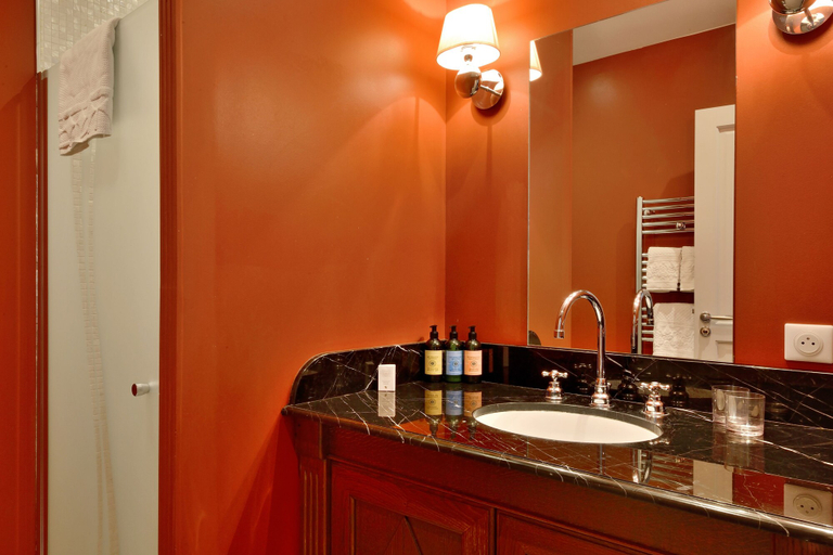 Bathroom 5, Villa Victor Louis, Gironde