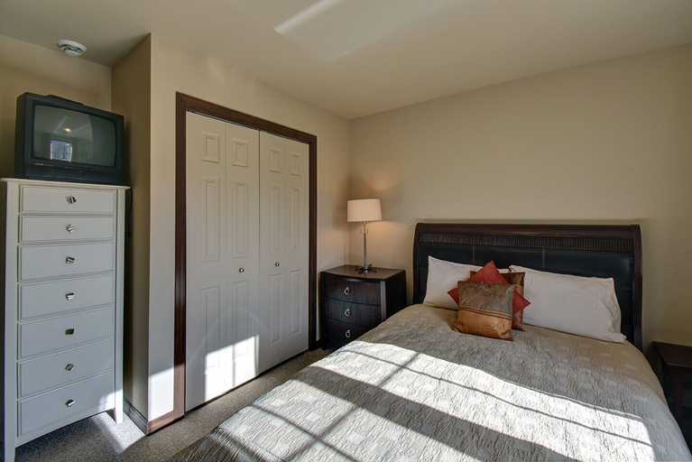Bedroom 2, Borealis - RVMT, Les Laurentides