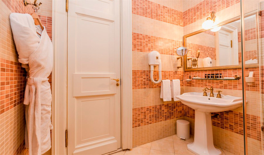Bathroom 4, Petroff Palace Boutique Hotel, Northern
