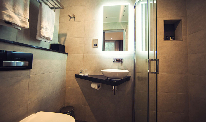Bathroom 5, Best Western Plus Delmere Hotel, London