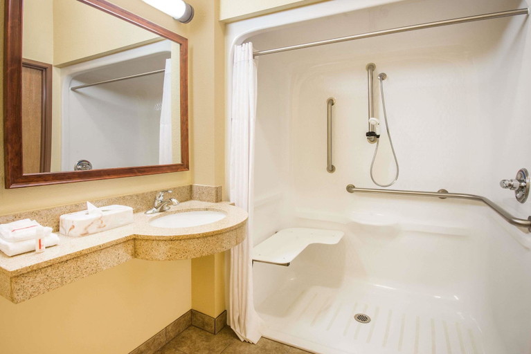 Bathroom 4, Days Inn by Wyndham Ellis, Ellis