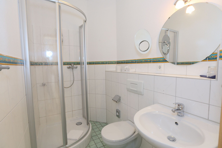 Bathroom 5, Café & Hotel am Holzhafen, Stade
