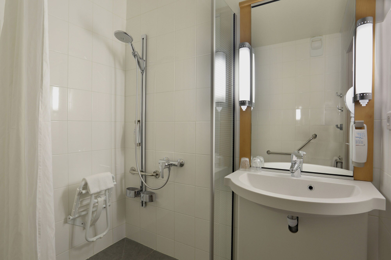 Bathroom 4, ibis Le Mans East Pontlieue, Sarthe