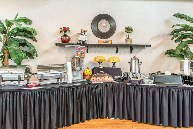 Food & Drinks 5, Quality Inn & Conference Center, Clark