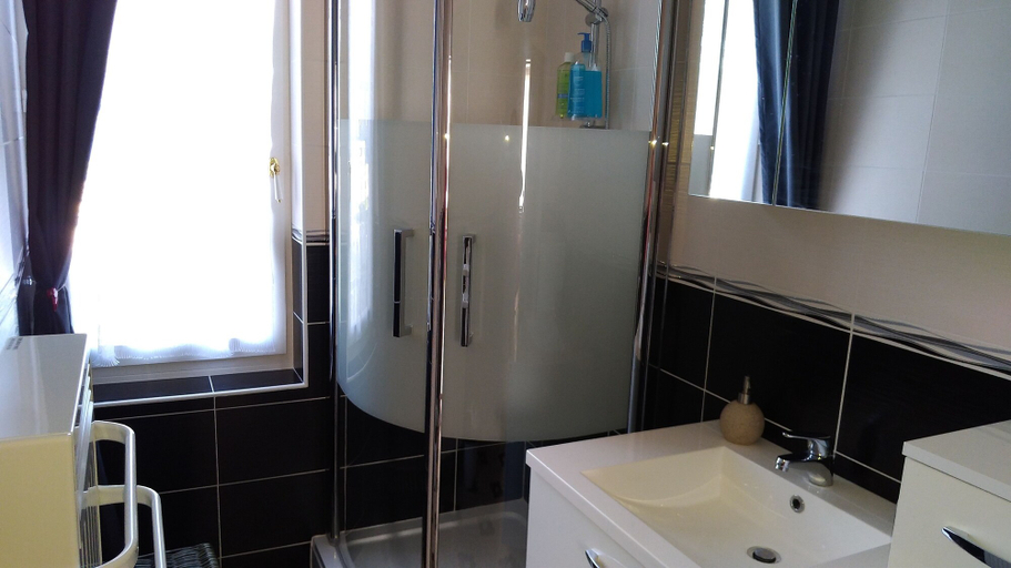 Bathroom 5, Chambres d'Hôtes Les Clefs du Bonheur, Mayenne
