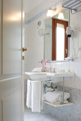 Bathroom 5, Hotel Punta Nord - Est, Trapani