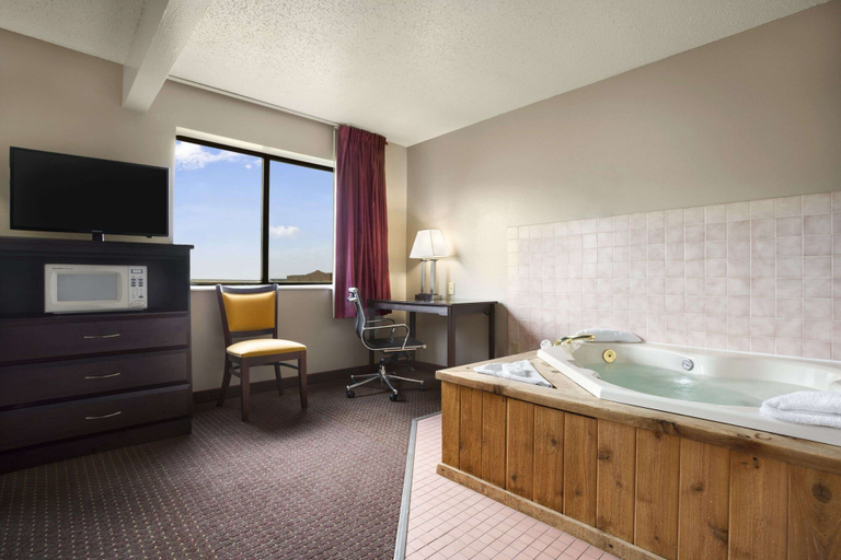 Bathroom 5, Super 8 by Wyndham Cameron, De Kalb