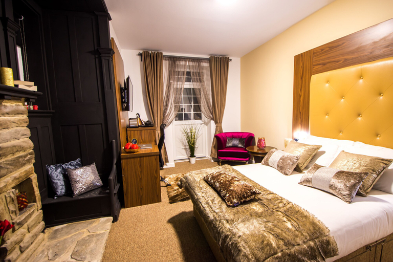 Bedroom 2, Trivelles Gatwick, West Sussex