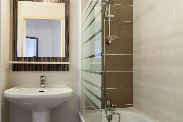 Bathroom 5, The Originals City, Hôtel L'Acropole, Loire