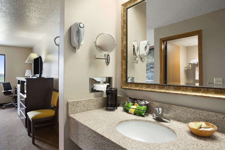 Bathroom 4, Super 8 by Wyndham Cameron, De Kalb
