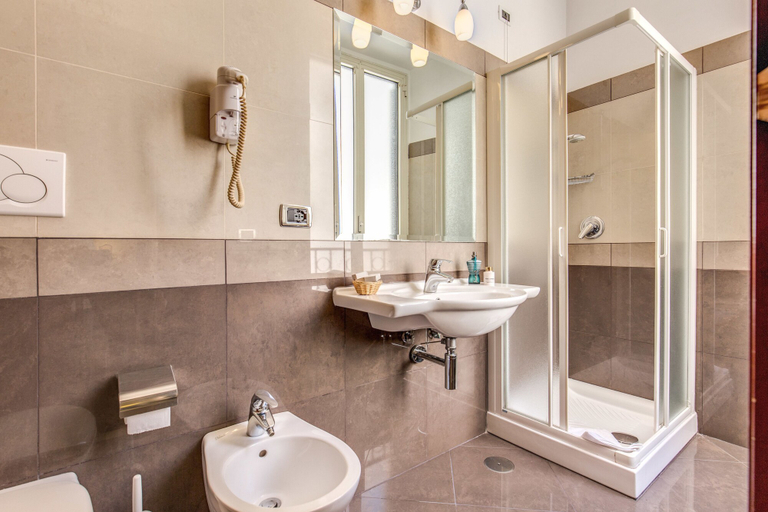 Bathroom 5, Hotel Contilia, Roma