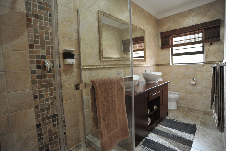 Bathroom 4, Sunset Manor Guest House, Dr Kenneth Kaunda