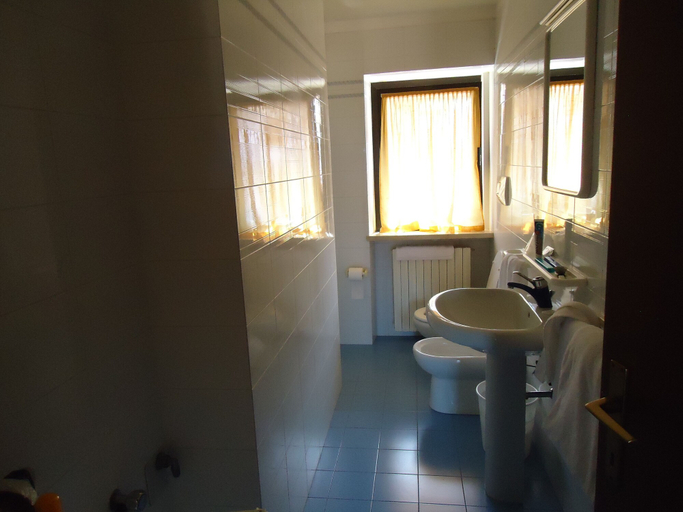 Bathroom 3, Onda, Verona