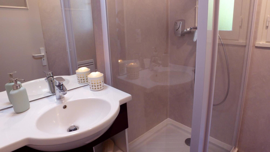 Bathroom 4, VVF Cantal Champs-sur-Tarentaine, Cantal