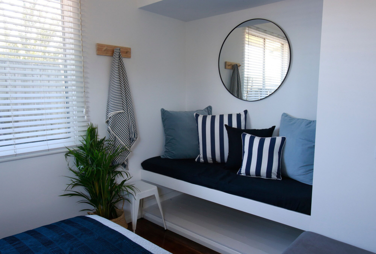 Bedroom 3, Tea Gardens Hotel, Great Lakes