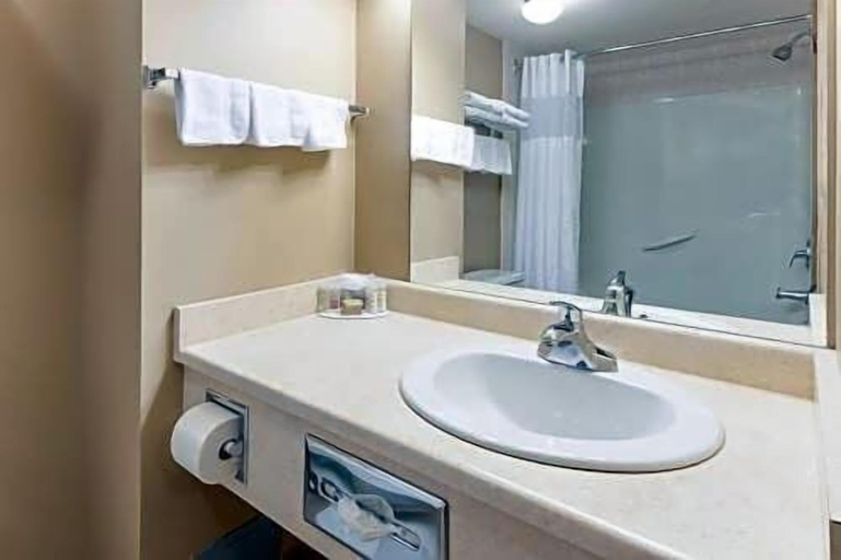 Bathroom 4, Super 8 by Wyndham Fort Saskatchewan, Division No. 11