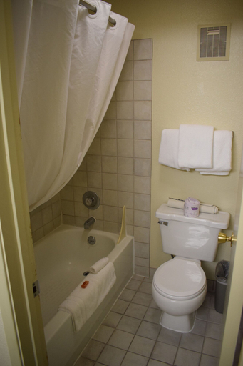 Bathroom 4, Baymont by Wyndham Yakima Riverfront, Yakima