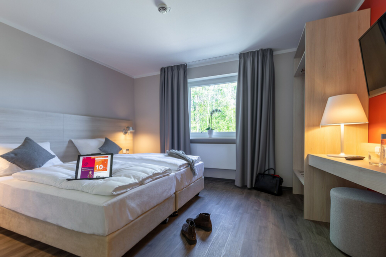 Bedroom 1, Serways Hotel Waldmohr, Kusel