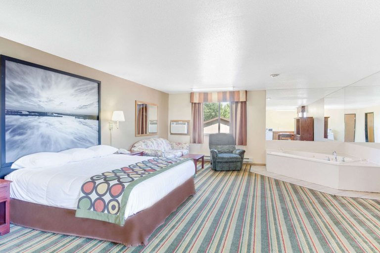 Bedroom 3, Super 8 by Wyndham Mitchell, Davison