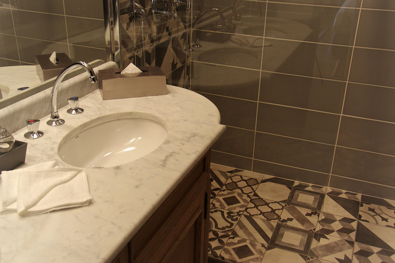 Bathroom 4, Hôtel Vatel, Gironde