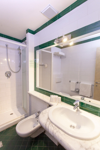 Bathroom 5, Hotel La Perla del Golfo, Livorno