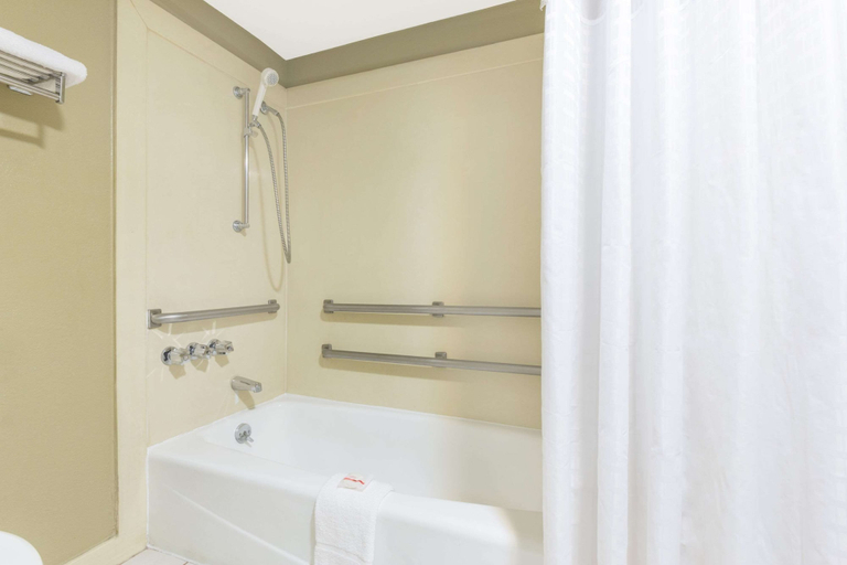 Bathroom 4, Super 8 by Wyndham Tallulah LA, Madison