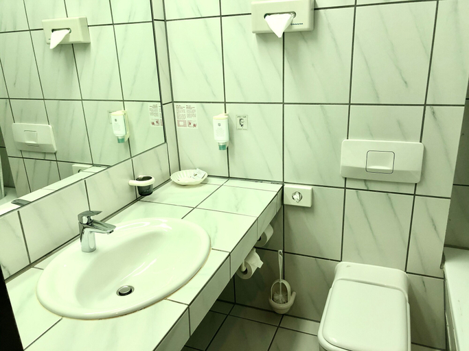 Bathroom 5, Hotel Central, Frankenthal (Pfalz)