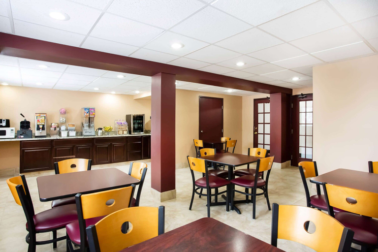 Food & Drinks 5, Super 8 by Wyndham Chester/Richmond Area, Chesterfield