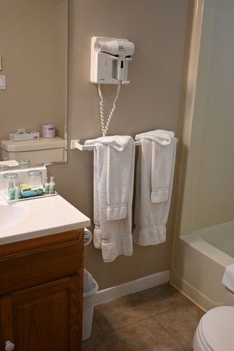 Bathroom 4, Gananoque Inn & Spa, Lake Ontario