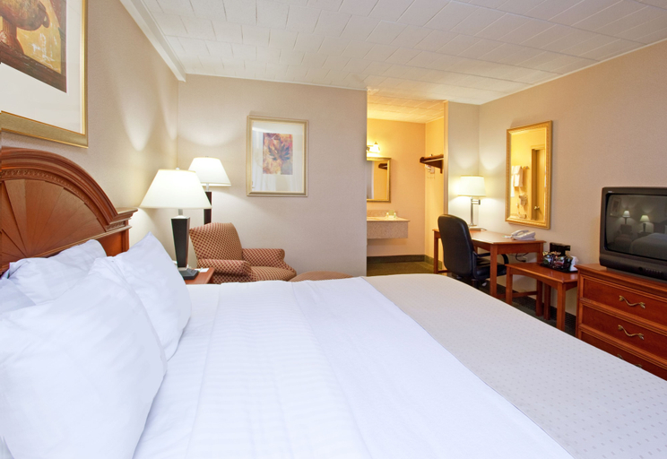 Bedroom 3, Ramada by Wyndham Indiana, Indiana