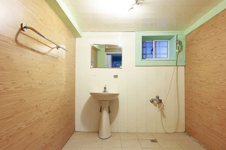 Bathroom 4, Kenting Dajianshan Wilderness Bungalow, Pingtung