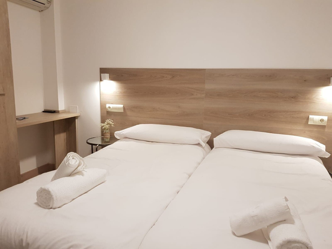 Bedroom 2, Hotel El Cobertizo, Huesca