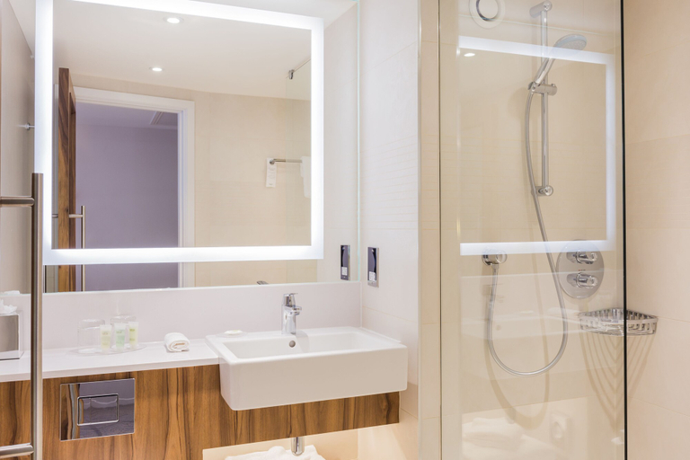Bathroom 5, Courtyard by Marriott Glasgow Airport, Renfrewshire