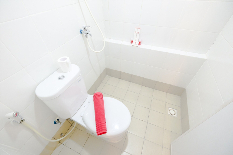 Bathroom 5, Modern 2BR at Bassura City Apartment By Travelio, East Jakarta