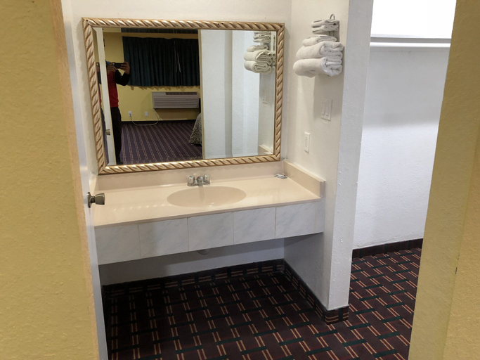 Bathroom 4, Los Angeles Inn & Suites - LAX, Los Angeles