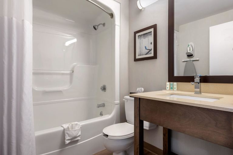 Bathroom 4, Quality Suites Quebec, Communauté-Urbaine-de-Québec