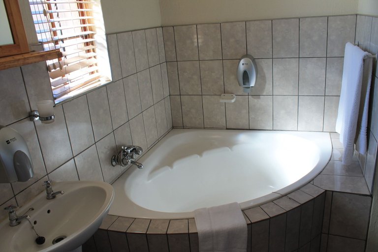 Bathroom 5, Nelspruit Lodge, Ehlanzeni