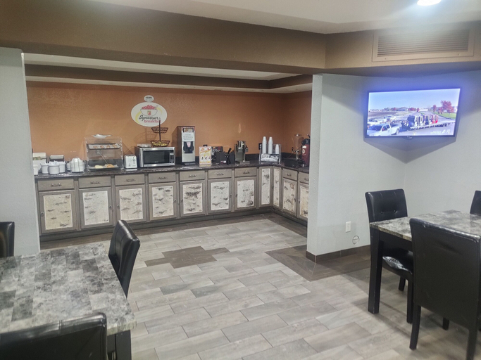 Food & Drinks 5, Super 8 by Wyndham Rice Lake, Barron