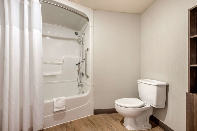 Bathroom 3, Quality Suites Quebec, Communauté-Urbaine-de-Québec