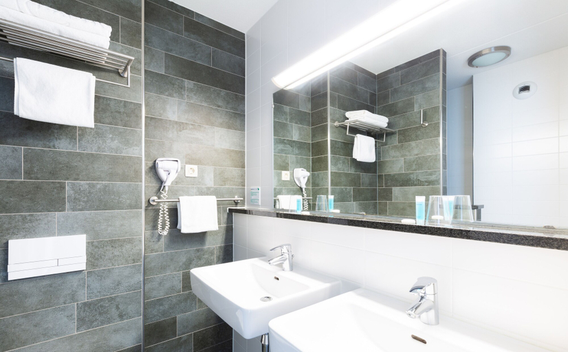 Bathroom 5, Bastion Hotel Amsterdam Airport, Haarlemmermeer