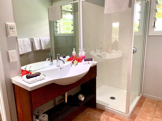 Bathroom 5, Muri Beachcomber, Rorotonga