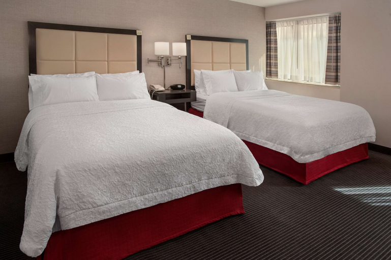 Bedroom 3, Hampton Inn & Suites Milwaukee Downtown, Milwaukee