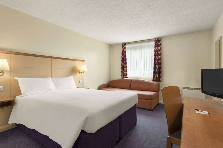Bedroom 3, Days Inn by Wyndham Cannock Norton Canes M6 Toll, Staffordshire