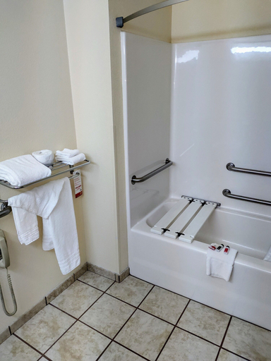 Bathroom 3, Super 8 by Wyndham Lebanon, Russell