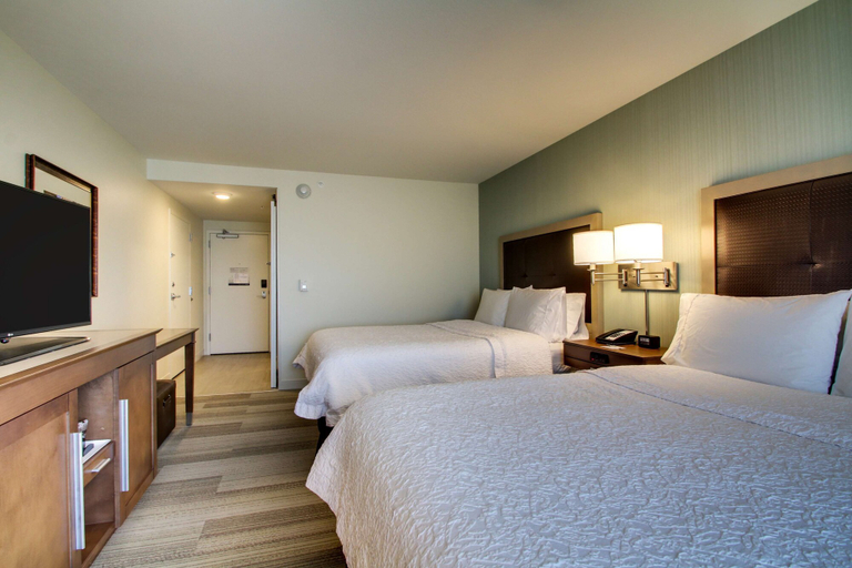 Bedroom 4, Hampton Inn & Suites Milwaukee West, Milwaukee