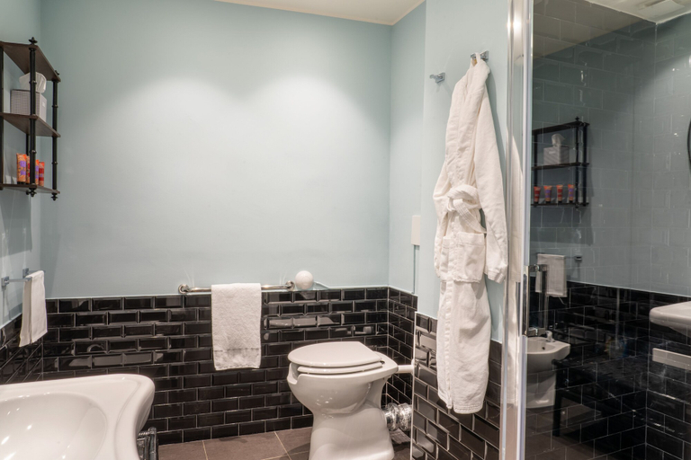 Bathroom 5, Q92 Noto, Syracuse