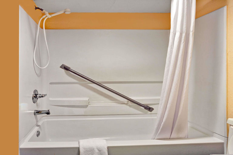 Bathroom 4, Days Inn by Wyndham Elizabeth City, Pasquotank