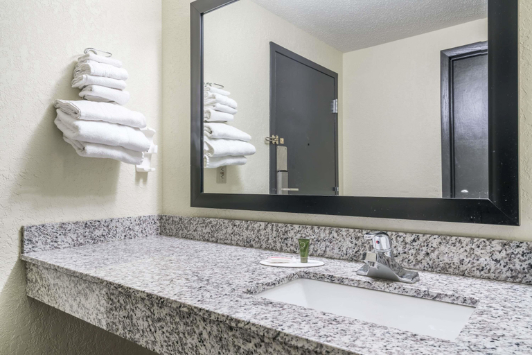 Bathroom 4, Super 8 by Wyndham Rice Lake, Barron