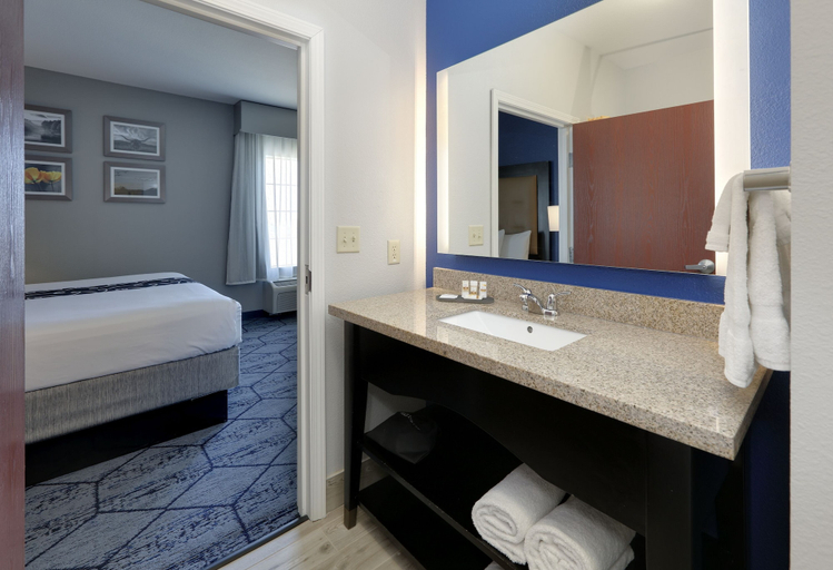 Bathroom 4, La Quinta Inn & Suites by Wyndham Denton - University Drive, Denton