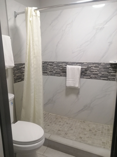 Bathroom 5, Royal Inn & Suite, Clayton